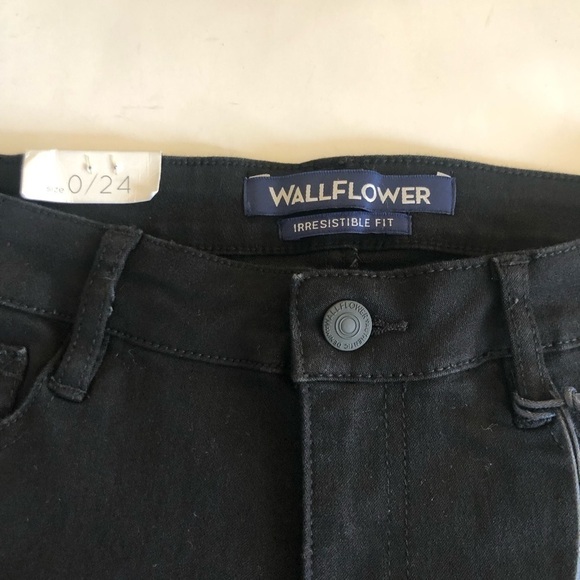 Wallflower High Rise The Irresistible Fit Midi Rolled Black Shorts Size 0/24 - Picture 4 of 10